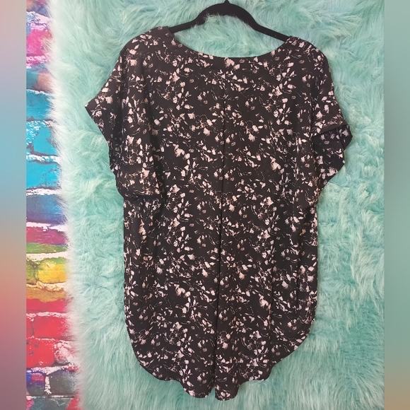 Simply Vera Vera Wang Black and Gray V-Neck Floral Blouse Size XXL - Picture 8 of 10